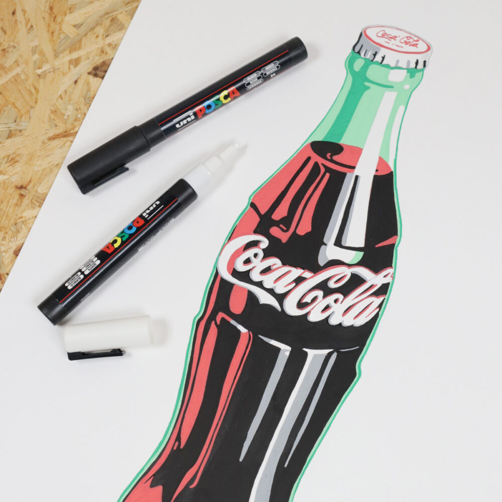 Posca-maalikynillä kuvitettu Coca cola -pullo.