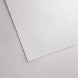 valkoinen paperi valkoisella pinnalla