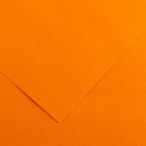 oranssi paperi taitettuna kolmioon