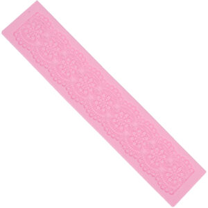 vaaleanpunainen suorakaiteen muotoinen esine, jossa on pitsiä