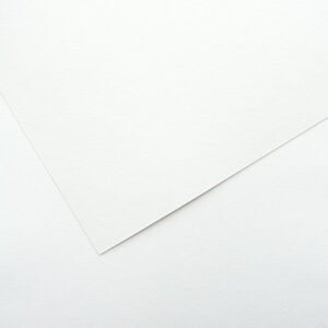 valkoinen paperi valkoisella pinnalla