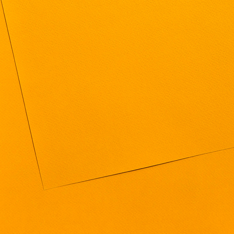 keltainen paperi, jossa on neliönmuotoinen kulma