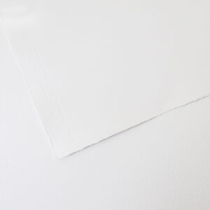 paperinpala valkoisella pinnalla